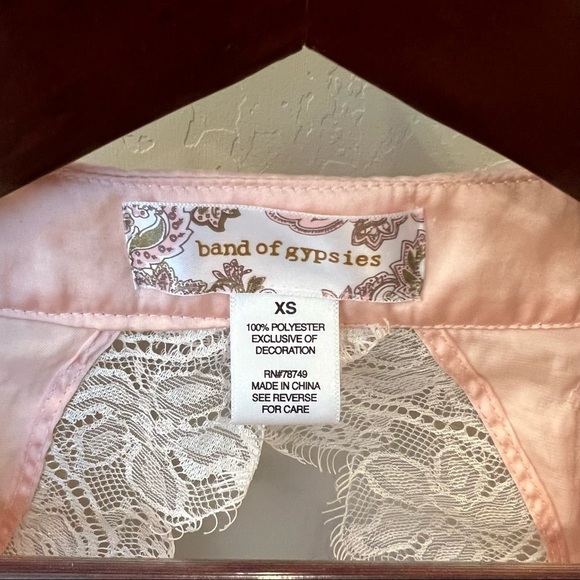 Band of Gypsies pink satin flowy Kimono with white lace trim,open back,overszd - Picture 7 of 12